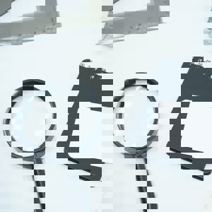 Forstørrelsesglas og papir