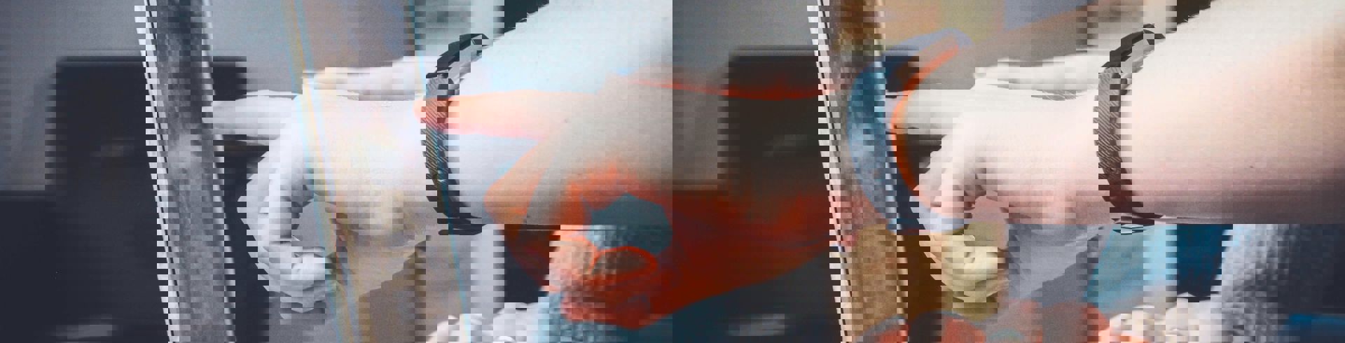 Finger peger på computer